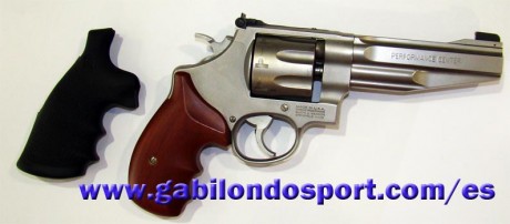Buenas noches a todos!!!! bueno pues que necesito un poco de ayuda para identificar este revolver,todo 50