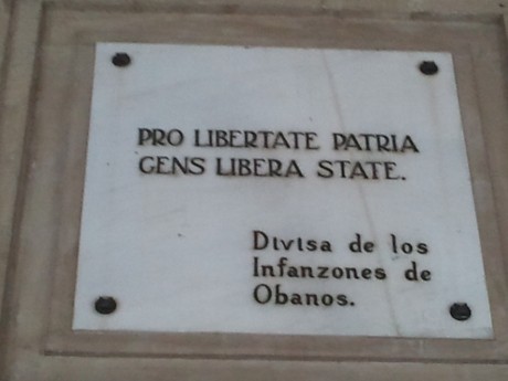 Esto es lo que me encontré a la entrada del parlamento de Navarra.

Me la tradujen asi:
"La suma 00