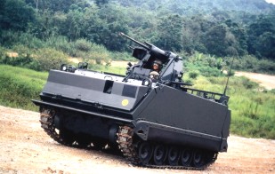 Cuando veo estas cosas me llevo un cabreo de narices.
Mirar esta versión del TOA M113 para defensa AA 10
