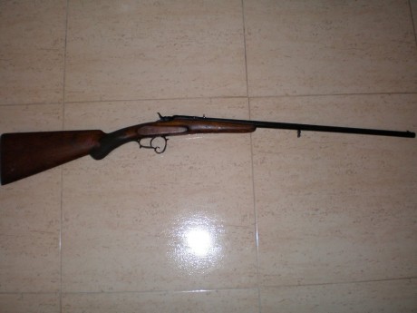 Hola, un conocido me ha pedido a ver si puedo identificarle esta  carabina. Parece una monotiro y me ha 01