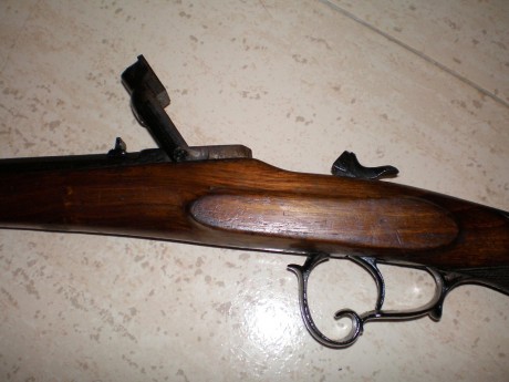 Hola, un conocido me ha pedido a ver si puedo identificarle esta  carabina. Parece una monotiro y me ha 00