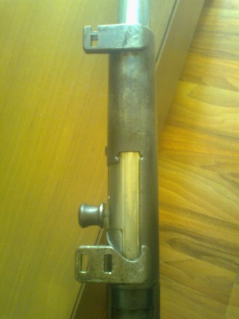 Hola, el rifle es un Remington model 8 de 1906  calibre 35 Remington. Los casquillos los expulsa verticalmente 02