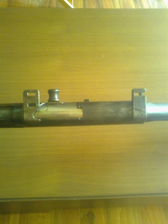 Hola, el rifle es un Remington model 8 de 1906  calibre 35 Remington. Los casquillos los expulsa verticalmente 01
