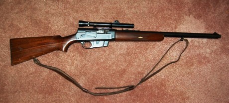 Hola, el rifle es un Remington model 8 de 1906  calibre 35 Remington. Los casquillos los expulsa verticalmente 00