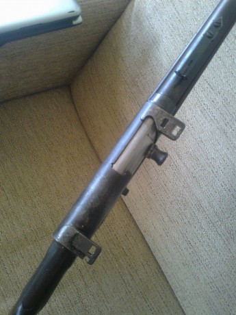 Hola, el rifle es un Remington model 8 de 1906  calibre 35 Remington. Los casquillos los expulsa verticalmente 22