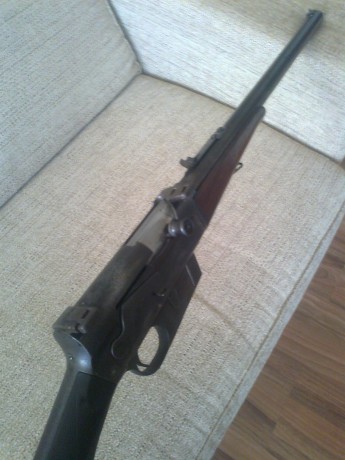 Hola, el rifle es un Remington model 8 de 1906  calibre 35 Remington. Los casquillos los expulsa verticalmente 21