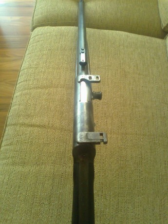 Hola, el rifle es un Remington model 8 de 1906  calibre 35 Remington. Los casquillos los expulsa verticalmente 20