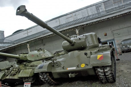 fue el primer carro americano construido  al inicio de la guerra fría, se construyeron apenas 1160, de 12