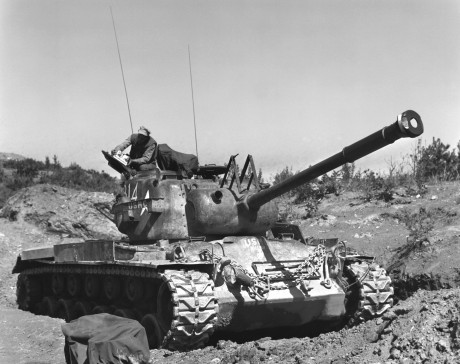 fue el primer carro americano construido  al inicio de la guerra fría, se construyeron apenas 1160, de 10