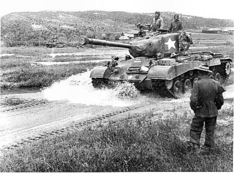 fue el primer carro americano construido  al inicio de la guerra fría, se construyeron apenas 1160, de 22