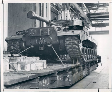 fue el primer carro americano construido  al inicio de la guerra fría, se construyeron apenas 1160, de 92
