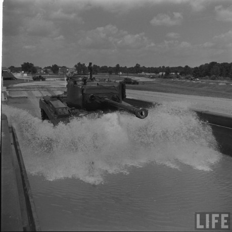 fue el primer carro americano construido  al inicio de la guerra fría, se construyeron apenas 1160, de 91
