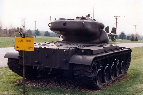 fue el primer carro americano construido  al inicio de la guerra fría, se construyeron apenas 1160, de 131