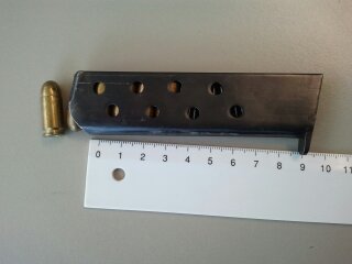 ¡Hola!

Rogaría a algún forero que me eche una mano para identificar este cargador. Desde luego el calibre 01