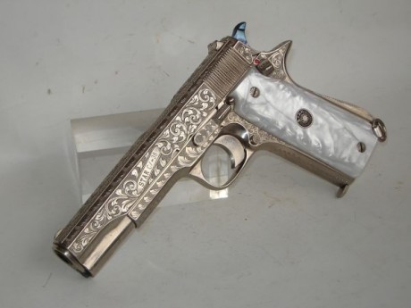 Estimados compañeros,
En " muestra tus armas españolas " he visto numerosas STAR españolas customizadas 50