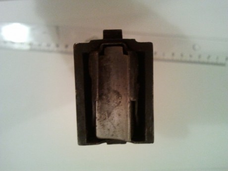 ¡Hola!

Rogaría a algún forero que me eche una mano para identificar este cargador. Desde luego el calibre 50