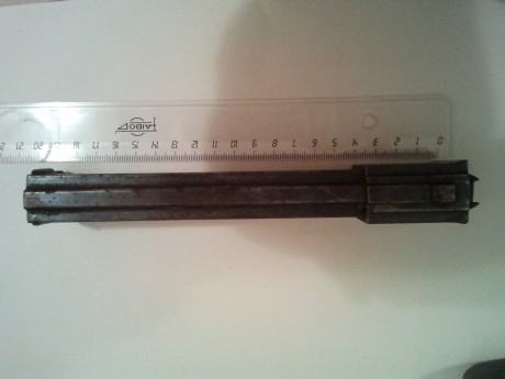 ¡Hola!

Rogaría a algún forero que me eche una mano para identificar este cargador. Desde luego el calibre 61