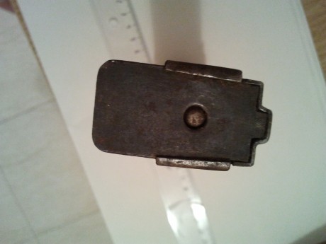 ¡Hola!

Rogaría a algún forero que me eche una mano para identificar este cargador. Desde luego el calibre 60