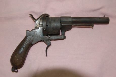Apreciados amigos del foro. A ver si alguno de vosotros conoce este revolver y puede aportar un poco de 02
