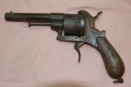 Apreciados amigos del foro. A ver si alguno de vosotros conoce este revolver y puede aportar un poco de 01
