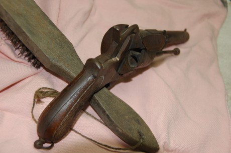 Apreciados amigos del foro. A ver si alguno de vosotros conoce este revolver y puede aportar un poco de 00