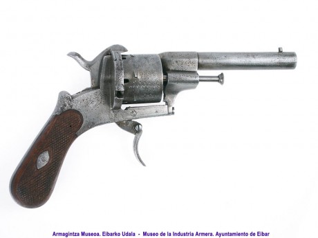 Apreciados amigos del foro. A ver si alguno de vosotros conoce este revolver y puede aportar un poco de 31