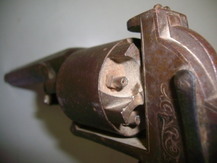 Hola tengo un revolver antiguo pero no se ni módelo ni valor ni nada de nada. Soy inexperto en la materia. 02