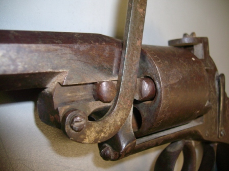 Hola tengo un revolver antiguo pero no se ni módelo ni valor ni nada de nada. Soy inexperto en la materia. 01