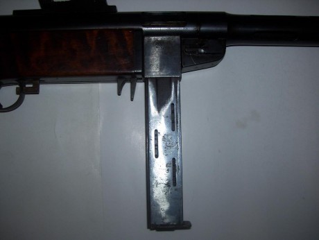 ¡Hola!

Rogaría a algún forero que me eche una mano para identificar este cargador. Desde luego el calibre 152