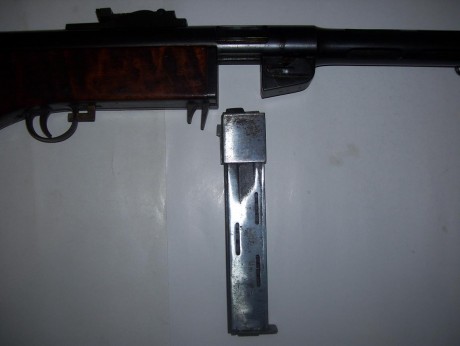 ¡Hola!

Rogaría a algún forero que me eche una mano para identificar este cargador. Desde luego el calibre 151
