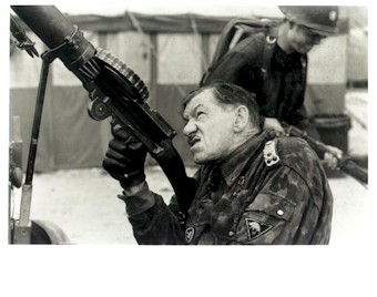 Compañeros,

En vista de las ganas de algunos (Elcafe, Wilcow, Vrakk, etc) por adivinar armas de películas 80