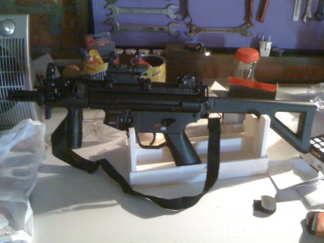 Hola,
tengo una MP5K de calibre 4,5 de Co2 de 6/7 joules.
Me gusteria ponerla mas potente,pero tiene un 00