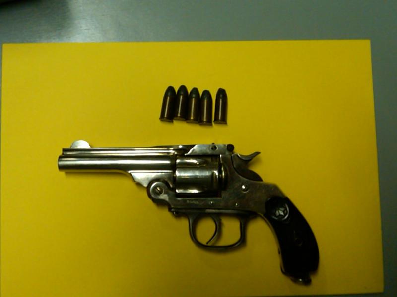 bueno, tengo este revolver del cual solo se que lo trajo un tio que fue ha hacer las americas a finales 02