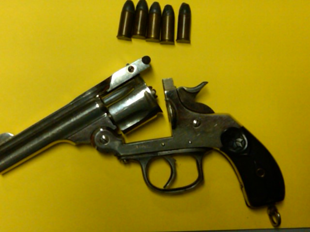 bueno, tengo este revolver del cual solo se que lo trajo un tio que fue ha hacer las americas a finales 01