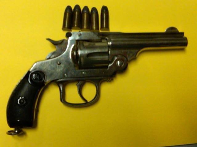 bueno, tengo este revolver del cual solo se que lo trajo un tio que fue ha hacer las americas a finales 00