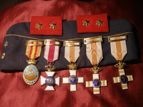 Holitas; hace muchos años, en marzo/abril de 1982, besé a mi Bandera  (roja y gualda) en mi Jura de Bandera, 80