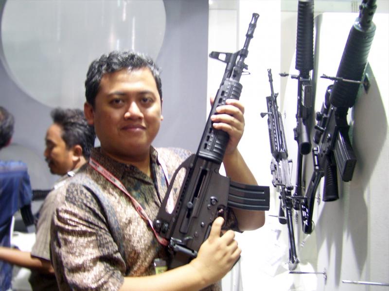 Del mismo modo que los Suecos han hecho su variante local del FNC, el AK5 de Bofors, en Indonesia han 50