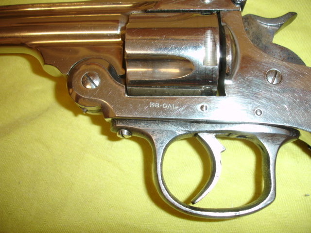 bueno, tengo este revolver del cual solo se que lo trajo un tio que fue ha hacer las americas a finales 22