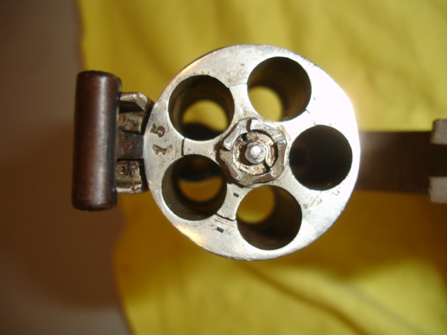 bueno, tengo este revolver del cual solo se que lo trajo un tio que fue ha hacer las americas a finales 21