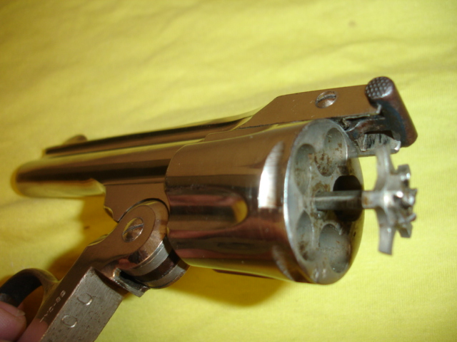 bueno, tengo este revolver del cual solo se que lo trajo un tio que fue ha hacer las americas a finales 20
