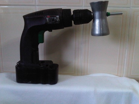 He pedido un RCBS Powder Trickler (adjunto foto) para medir al minimo las cargas de pólvoras para el cartucho 80
