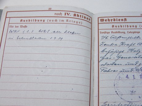 Hola a todos !

He comprado hace poco un documento militar alemán, un WEHRPASS, perteneciente a una persona 00
