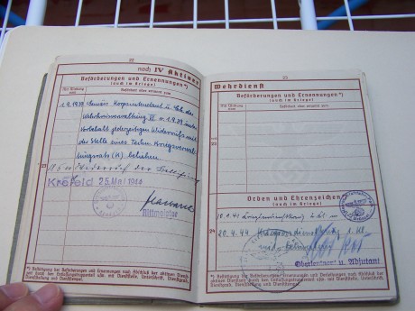 Hola a todos !

He comprado hace poco un documento militar alemán, un WEHRPASS, perteneciente a una persona 41
