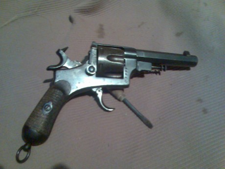 Apreciados amigos del foro. A ver si alguno de vosotros conoce este revolver y puede aportar un poco de 71