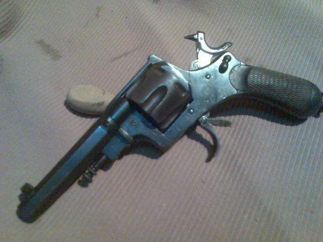 Apreciados amigos del foro. A ver si alguno de vosotros conoce este revolver y puede aportar un poco de 70