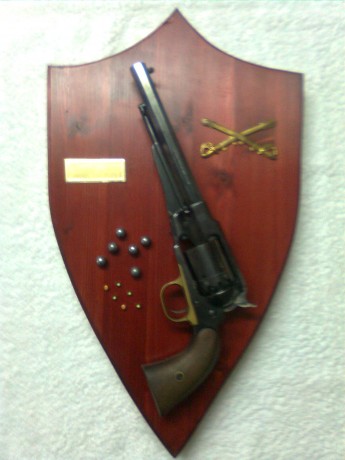 Hola a todos:

Cuelgo la foto de una de las panoplias que estoy realizado para colgar mis armas en la 00
