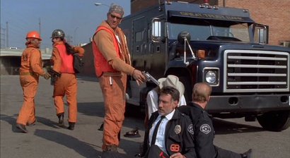 Compañeros,

En vista de las ganas de algunos (Elcafe, Wilcow, Vrakk, etc) por adivinar armas de películas 70