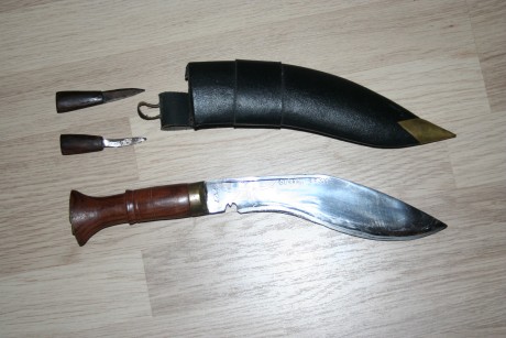Hola amiguitos, estoy pensando en comprar un cuchillo kukri muy artesano y bonito de una web de Nepal, 131