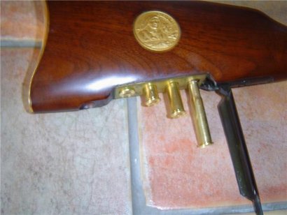 Hola a todos:
Me ofrecen un Winchester 94, calibre 30-30.
Es una version conmemorativa de la expulsion 00