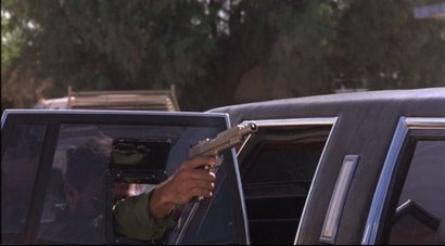 Compañeros,

En vista de las ganas de algunos (Elcafe, Wilcow, Vrakk, etc) por adivinar armas de películas 50